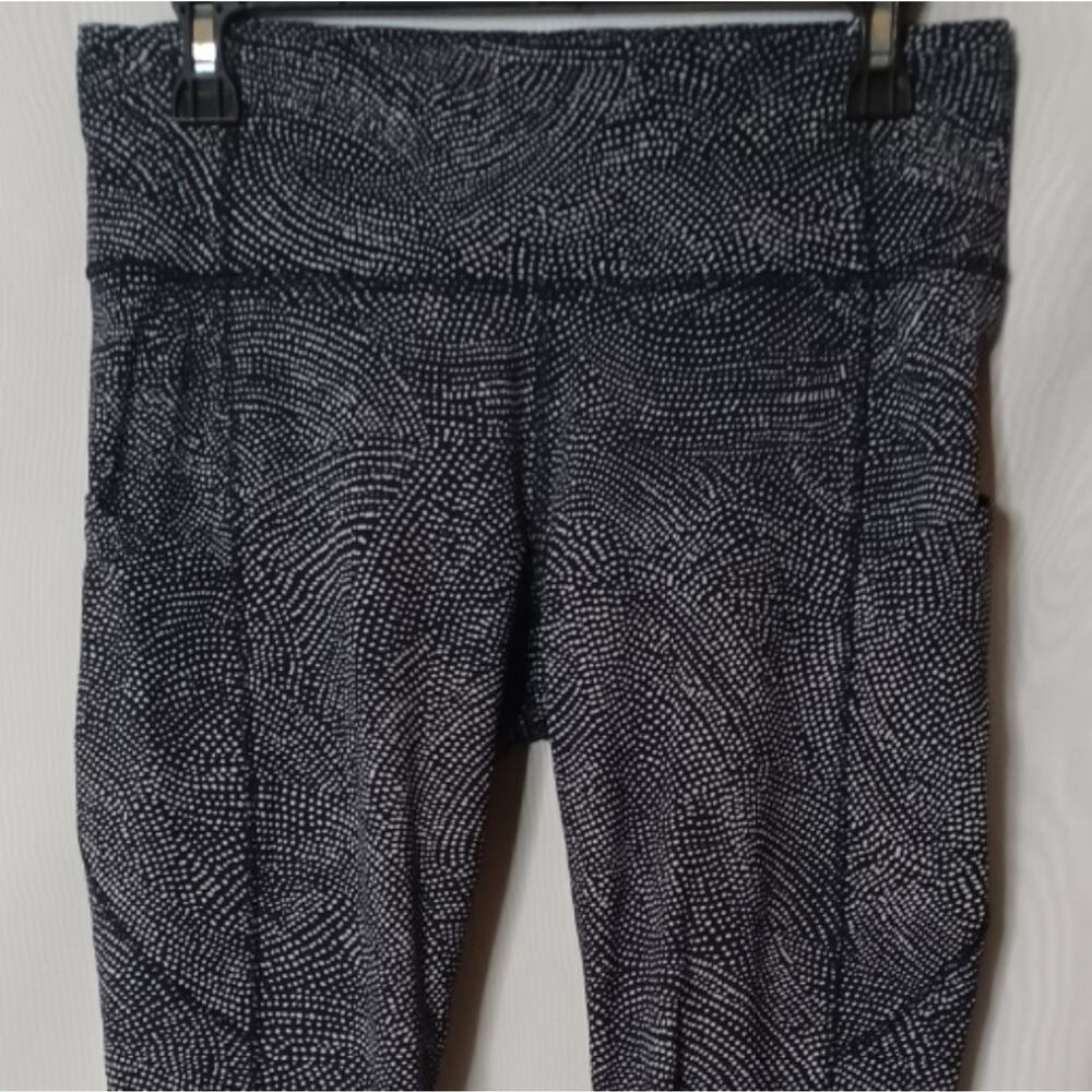 Lululemon Blue and Grey Nulux Fabric Crop Legging With Cut Out Hem.10 - Picture 3 of 12